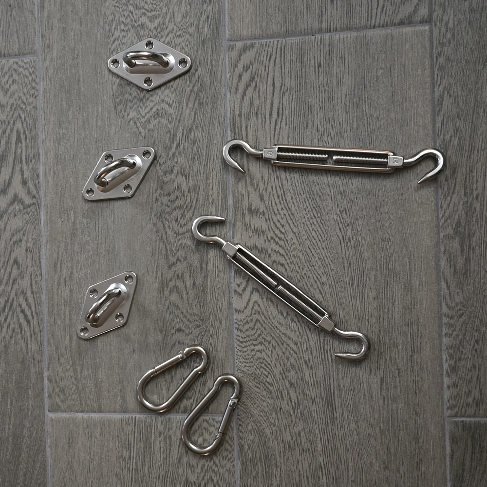 One set with: 2 Turn buckles, 3 pad eyes, 2 carabiner snap hooks